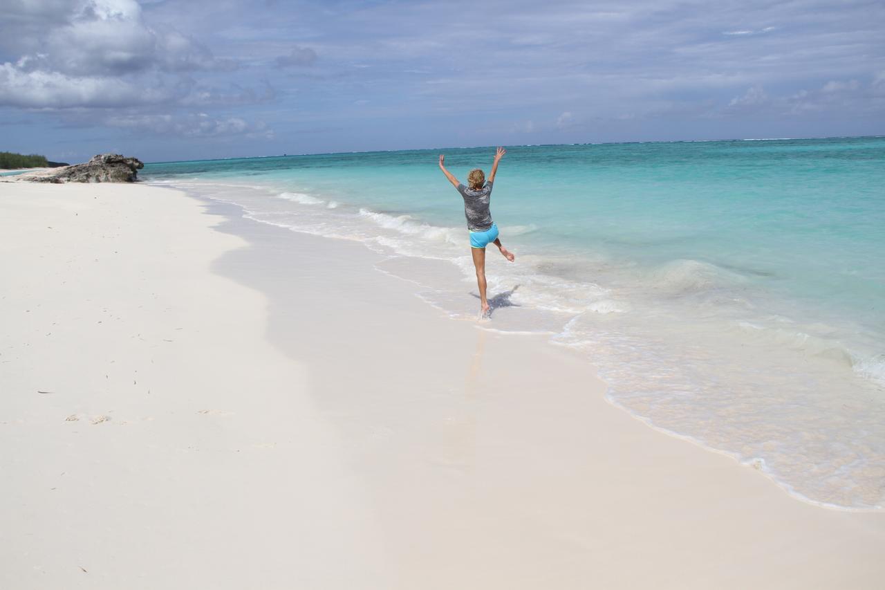 Hollywood Beach Suites Turks And Caicos Whitby Eksteriør bilde