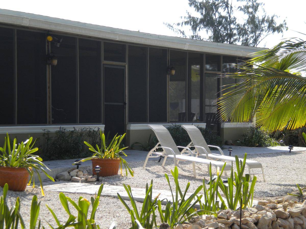 Hollywood Beach Suites Turks And Caicos Whitby Eksteriør bilde